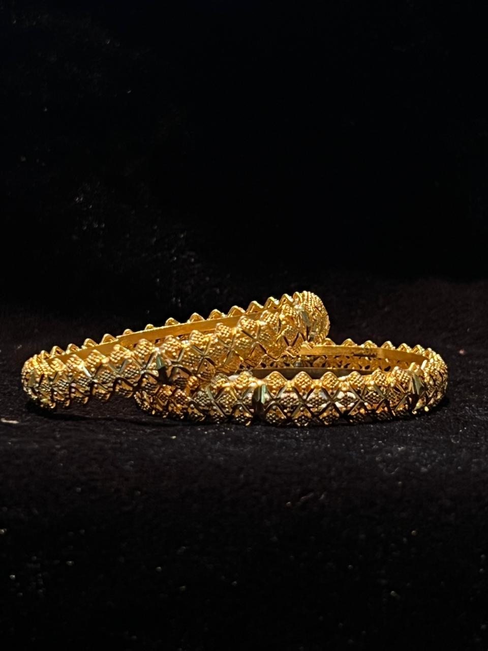 Luxury Unique Design Gold Plated Sparkling Stones Bangle for Girls/Women