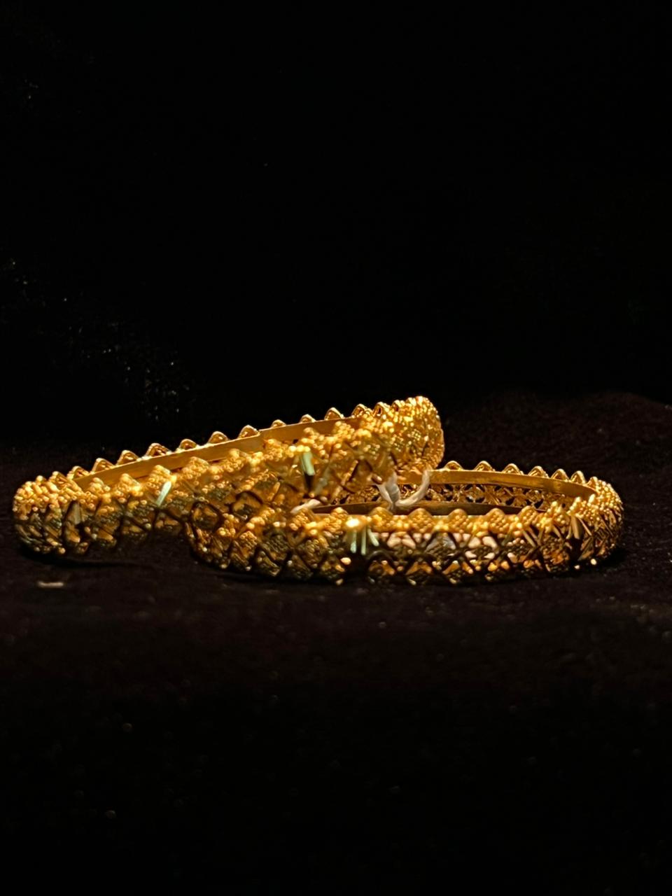 Luxury Unique Design Gold Plated Sparkling Stones Bangle for Girls/Women